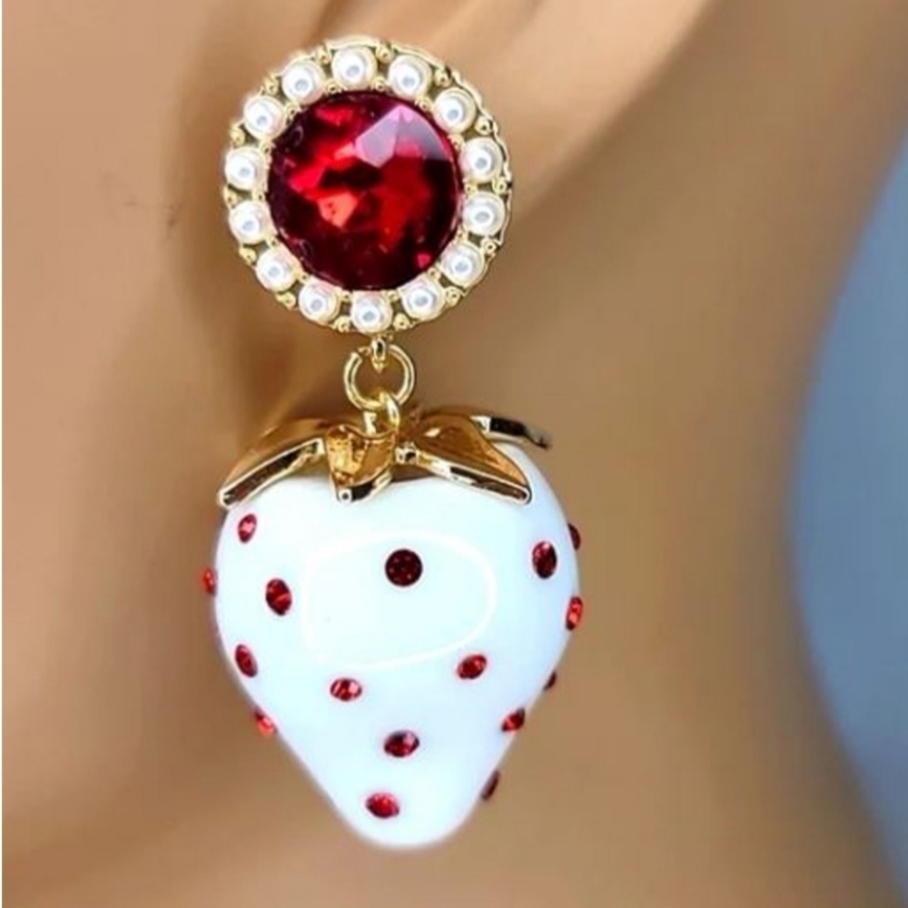 🆕️🏷 Betsey Johnson White Strawberry drop  earrings